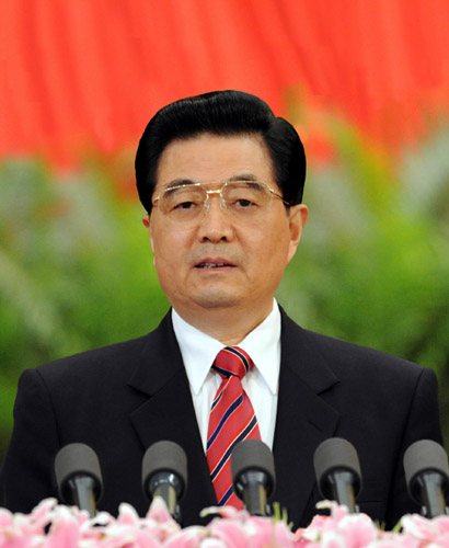 10月15日,中国共产党第十七次全国代表大会在北京人民大会堂隆重开幕。胡锦涛代表第十六届中央委员会作报告。