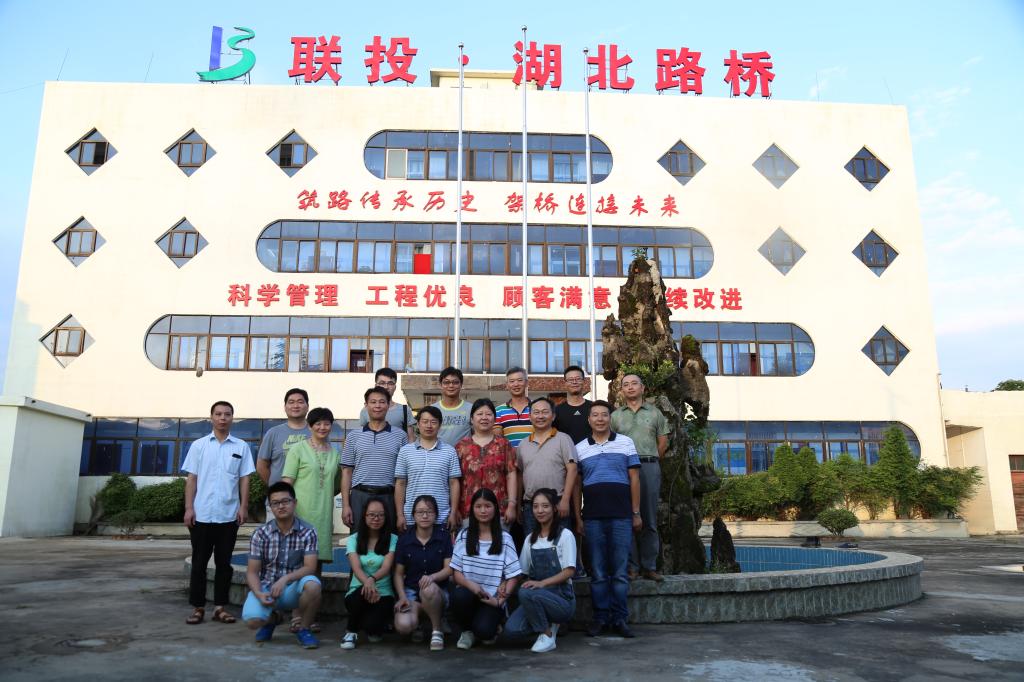 项目部办公楼前学院领导与毕业生合影留念