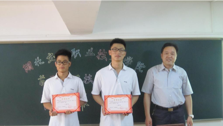 李全副院长为获奖选手颁发证书